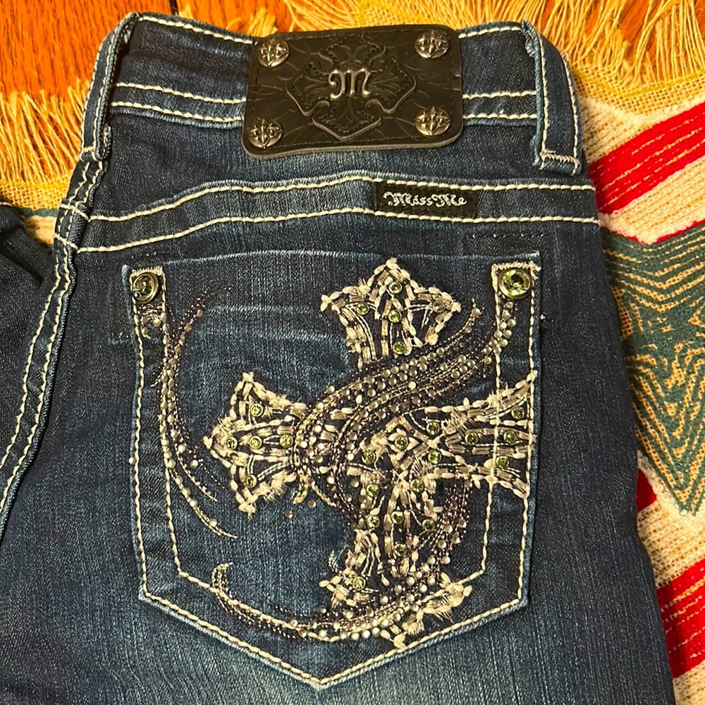 MISS ME⭐️LIKE NEW⭐️Cropped CROSS JEANS👖with Bling Size 29 Dark Wash JP5771P💙